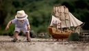 Картинка: Мальчик и кораблик.
