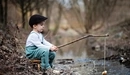 Картинка: Мальчик играет в рыбака.