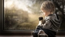 Картинка: Маленький мальчик сидит у окна с котёнком