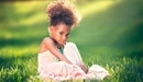Картинка: Девочка в платье позирует на траве.
