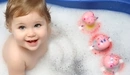 Картинка: Маленький ребёнок купается в ванне.