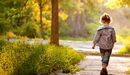 Картинка: Девочка идёт по аллее в парке.