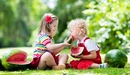 Картинка: Ребятишки едят арбуз на свежем воздухе