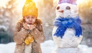 Картинка: Девочка сдувает снег со своих ладоней