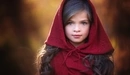 Картинка: Красивая девочка в красном капюшоне.