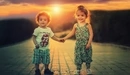 Картинка: Милые ребятки держатся за руку
