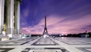 Картинка: Вечерняя Эйфелева башня на фоне площади.