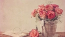 Картинка: Букет из розовых роз в вазе на столе.