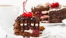 Картинка: Ломтик торта с вишней и шоколадом на десерт