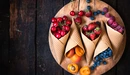 Картинка: Фрукты и ягоды в вафельных рожках лежат на деревянной доске.