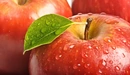 Картинка: Капельки воды на красном яблоке.