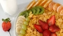 Картинка: Мюсли с фруктами на завтрак.