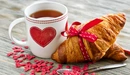 Картинка: Круассан и чай на завтрак "С Любовью"