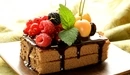 Картинка: Пирожное политое шоколадом с ягодами
