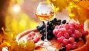 Картинка: Грозди винограда и бокал вина.