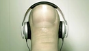 Картинка: Палец имитирующий голову слушает музыку в наушниках.