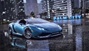 Картинка: Голубой Lamborghini Huracan на мокрой парковке из игры Need For Speed Heat