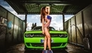 Картинка: Девушка позирует на фоне чисто вымытого автомобиля