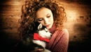 Картинка: Девушка, в обнимку, держит щенка породы Хаска