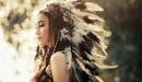 Картинка: Девушка в головном уборе из перьев.