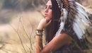 Картинка: Девушка в индейской шапке с перьями.