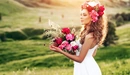 Картинка: Девушка со цветами в поле