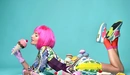 Картинка: Девушка с розовыми волосами лежит возле вязаных вкусностей