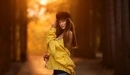 Картинка: Девушка позирует в жёлтой куртке