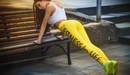 Картинка: Девушка в жёлтых лосинах отжимается от скамейки