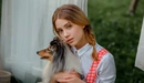 Картинка: Ксения Кокорева с собачкой
