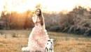 Картинка: Девушка в поле с козлёнком.
