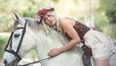 Картинка: Девушка приобняла лошадь сидя верхом на ней