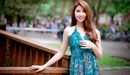 Картинка: Азиатка в красивом синем платье.