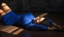 Картинка: Марина Шимкович лежит на полу потягивая руки.