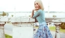 Картинка: Блондинка в нежно-голубом платье.
