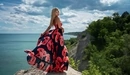 Картинка: Девушка в красивом платье позирует на фоне красивого пейзажа