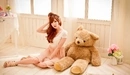 Картинка: Девушка и плюшевый медведь сидят на полу