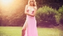 Картинка: Блондинка в розовом платье.