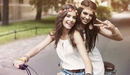 Картинка: Две девушки на велосипеде позируют фотографу
