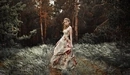 Картинка: Девушка в лесу, в красивом платье.
