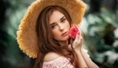 Картинка: Девушка в соломенной шляпке с розой.