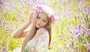 Картинка: Девушка в поле с венком из цветов на голове.