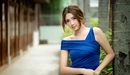 Картинка: Девушка азиатской внешности в синем платье.