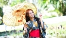 Картинка: Японка в кимоно с зонтиком.