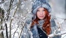 Картинка: Девушка в меховой шапке, возле веток зимой.