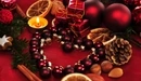 Картинка: Сердце выложено из новогодних шаров на фоне новогоднего декора