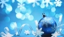 Картинка: Белая снежинка на синем новогоднем шаре.