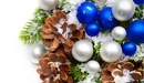 Картинка: Новогодний декор из шишек, шаров и веток ели