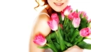 Картинка: Девушка держит в руках букет тюльпанов