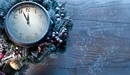 Картинка: Часы в инее украшены веточками и новогодними игрушками